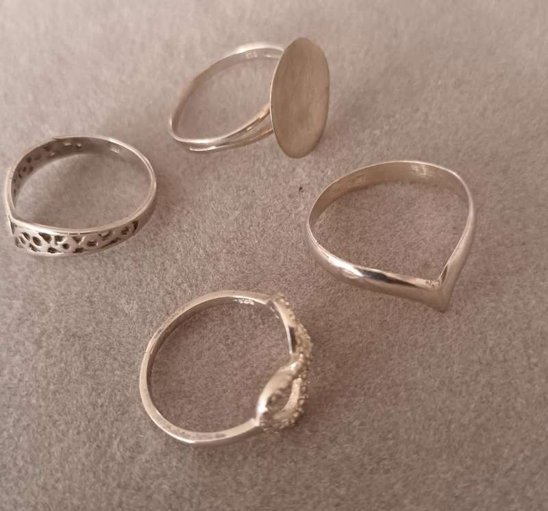 Sterling Silver Rings x 4. 6.9g.
