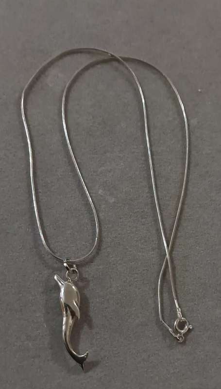 Sterling Silver Italy Snake Chain with Dolphin Pendant. 7.1g.44cm.