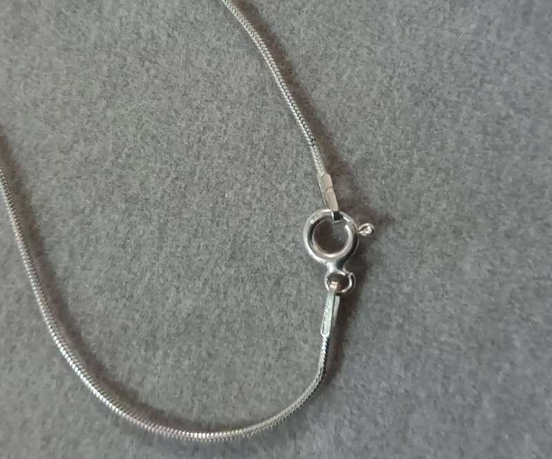 Sterling Silver Italy Snake Chain with Dolphin Pendant. 7.1g.44cm.