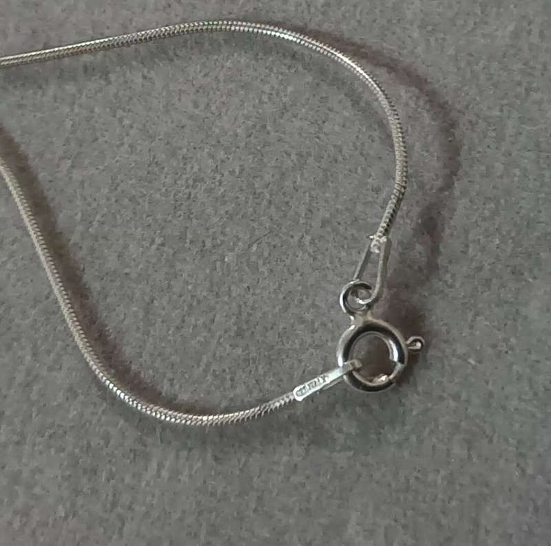 Sterling Silver Italy Snake Chain with Dolphin Pendant. 7.1g.44cm.