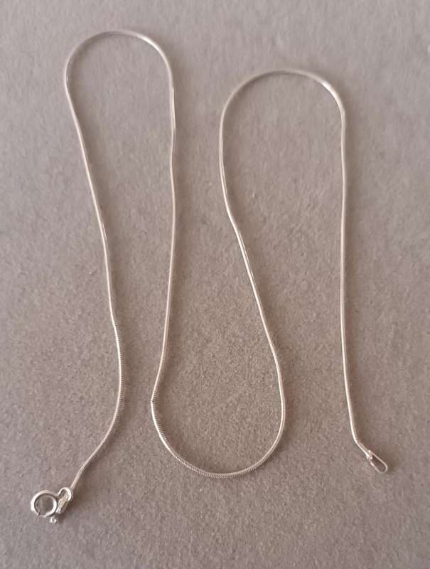 Sterling Silver Snake Chain. 2.8g. 45.5cm.