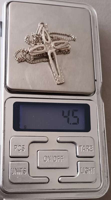 Sterling Silver Necklace with Cross Pendant. 4.5g. 51cm.