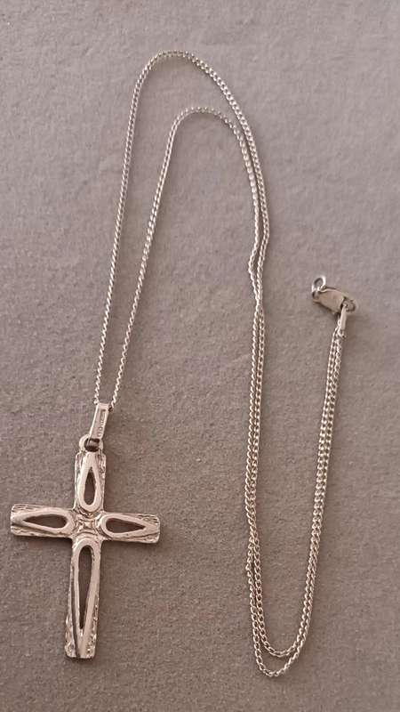 Sterling Silver Necklace with Cross Pendant. 4.5g. 51cm.