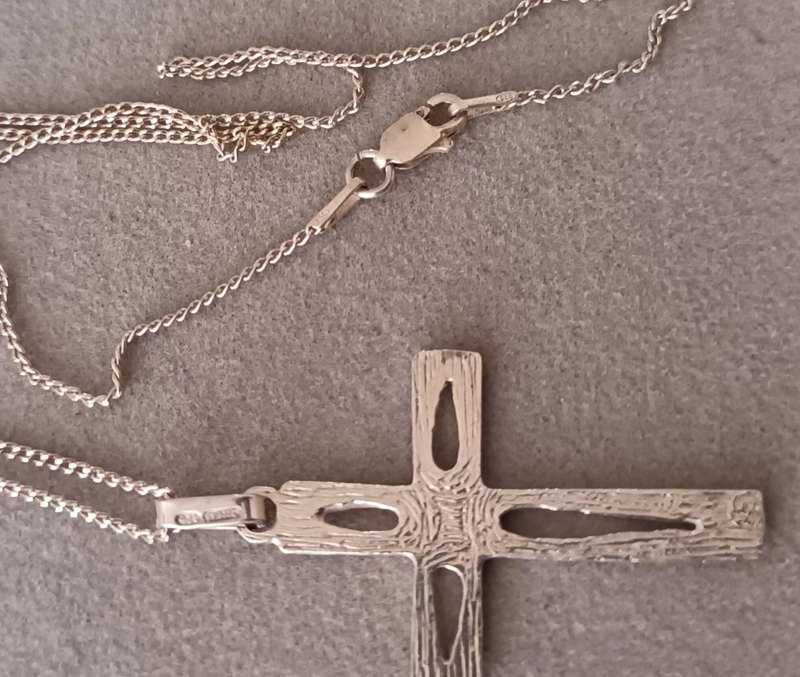 Sterling Silver Necklace with Cross Pendant. 4.5g. 51cm.