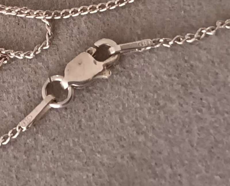 Sterling Silver Necklace with Cross Pendant. 4.5g. 51cm.