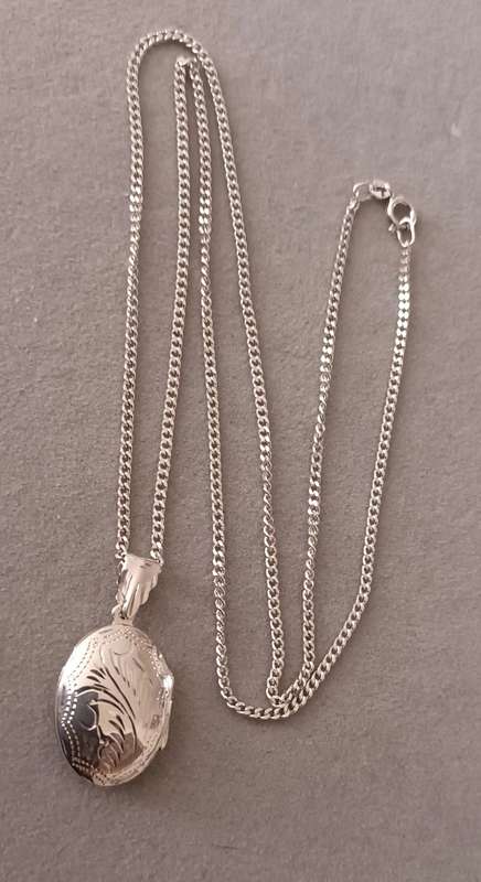 Sterling Silver Necklace with Locket Pendant.  10.2g. 60cm.