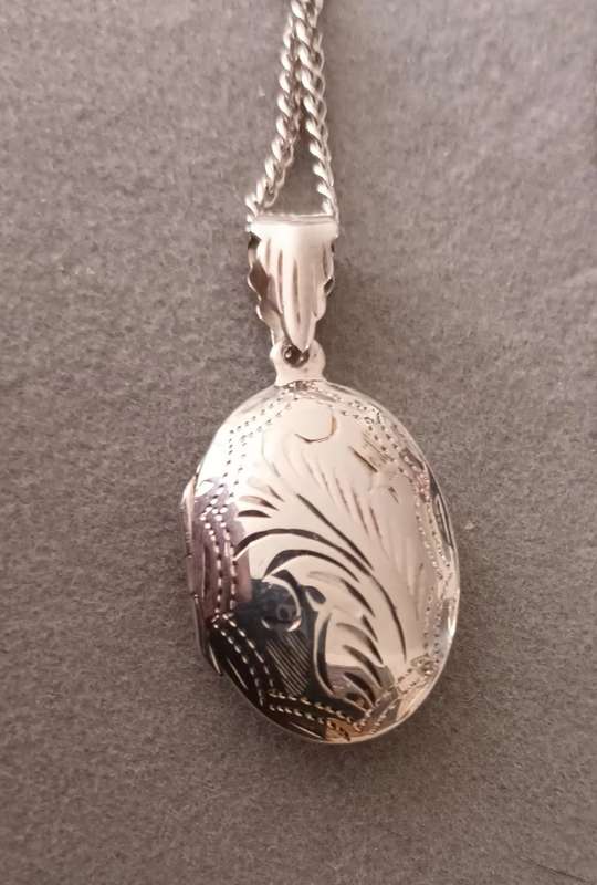 Sterling Silver Necklace with Locket Pendant.  10.2g. 60cm.