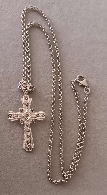 Exquisite Sterling Silver Necklace with Marcasite cross Pendant. 11.4g. 51cm.