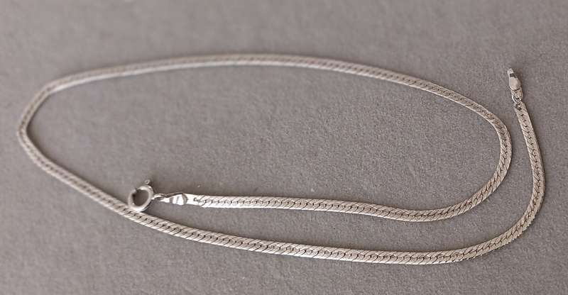Stunning Herringbone Sterling Silver Necklace. 4.4g. 42cm.