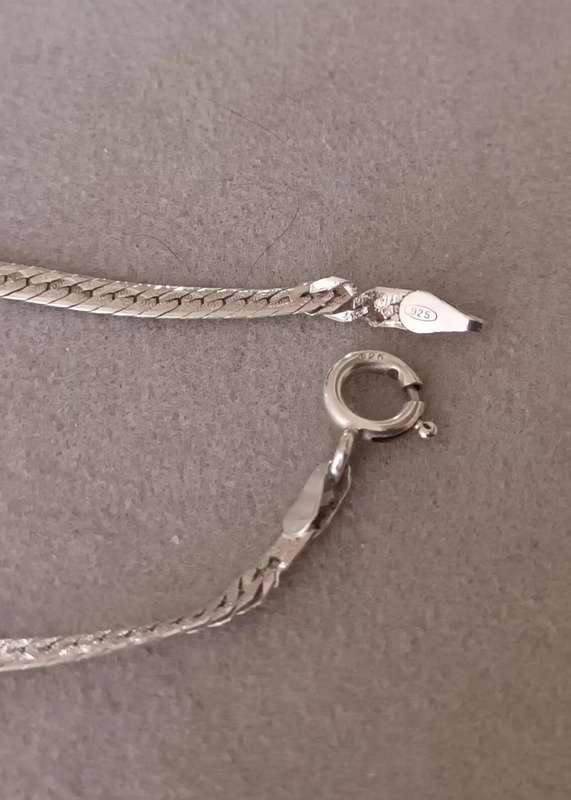 Stunning Herringbone Sterling Silver Necklace. 4.4g. 42cm.