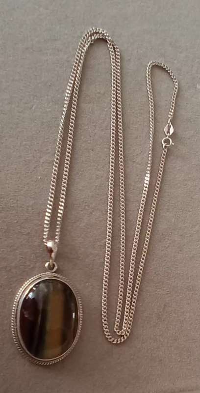 Exquisite Sterling Silver Necklace with Cabochon Inset. 23g, 70cm. Pendant 49x27mm.