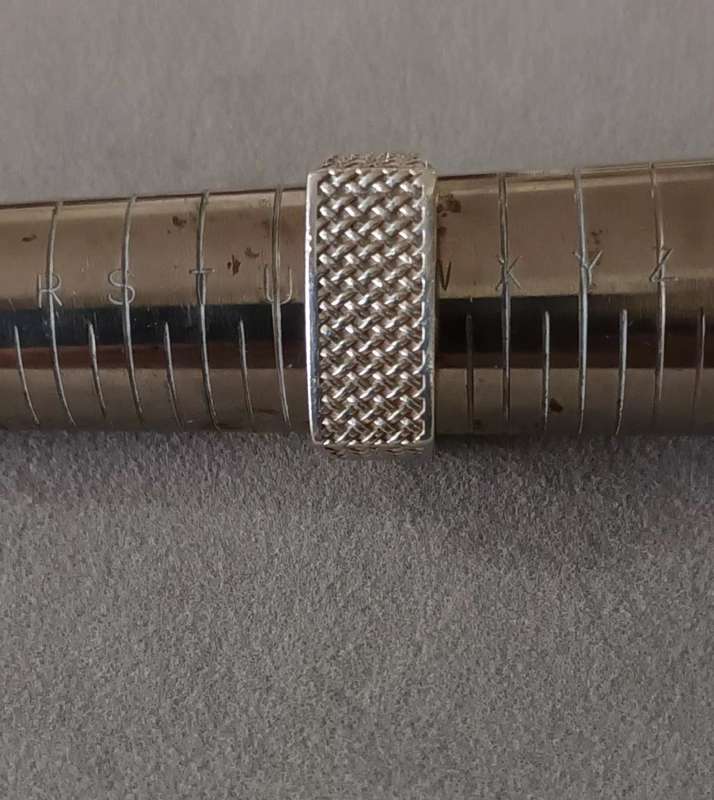 STUNNING SOLID HEAVY STERLING SILVER MEN`S RING. 9.4g. SIZE W.