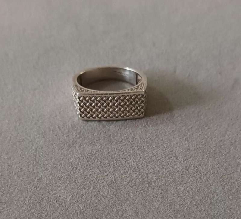 STUNNING SOLID HEAVY STERLING SILVER MEN`S RING. 9.4g. SIZE W.