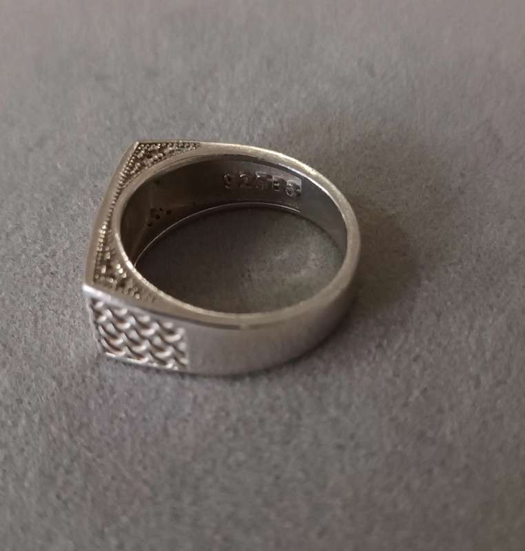 STUNNING SOLID HEAVY STERLING SILVER MEN`S RING. 9.4g. SIZE W.