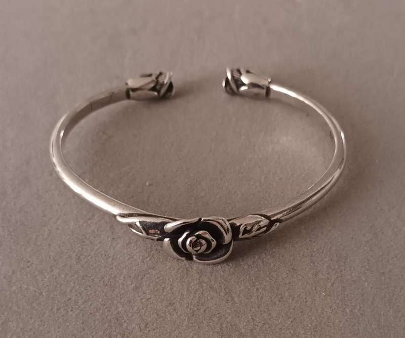 Exquisite Sterling Silver Open Cuff Rose Bangle. 22.5g. Diameter 6.5cm.