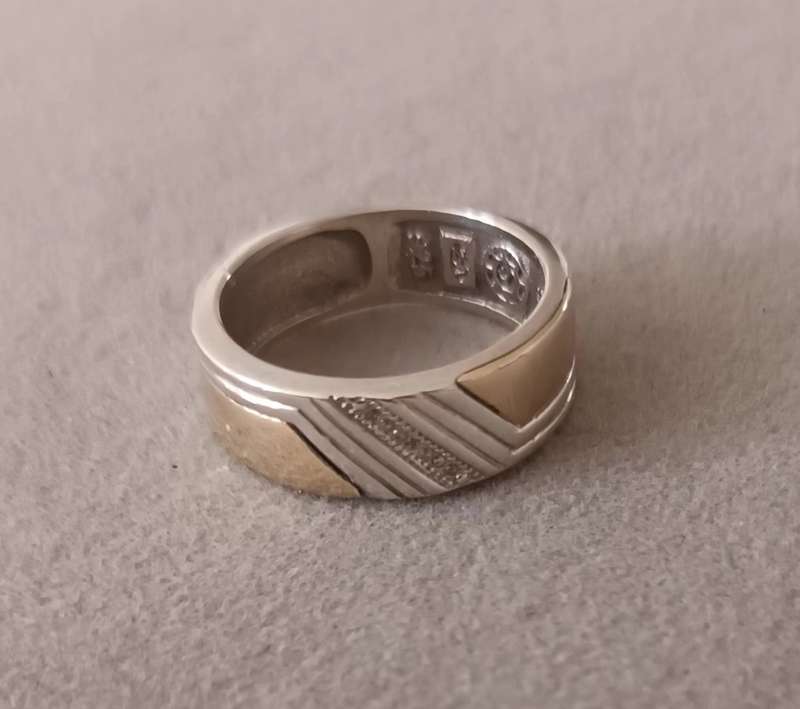 Exquisite Sterling Silver Ring with 1.2g 9ct Gold & Cz. 5.6g. Size P.