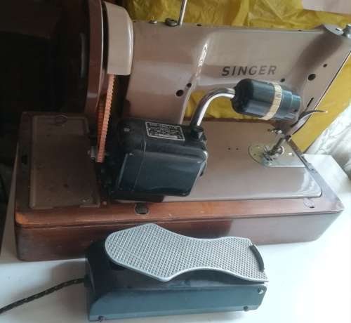 Antique Electric Singer Sewing Machine Model 185K.
