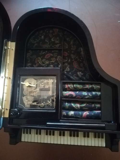 Vintage VSTRIDE Musical Jewelry Box. Collectors Item.