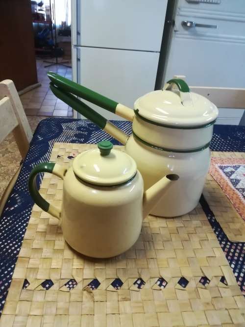 VINTAGE ENAMEL DOUBLE COOKER AND TEAPOT.