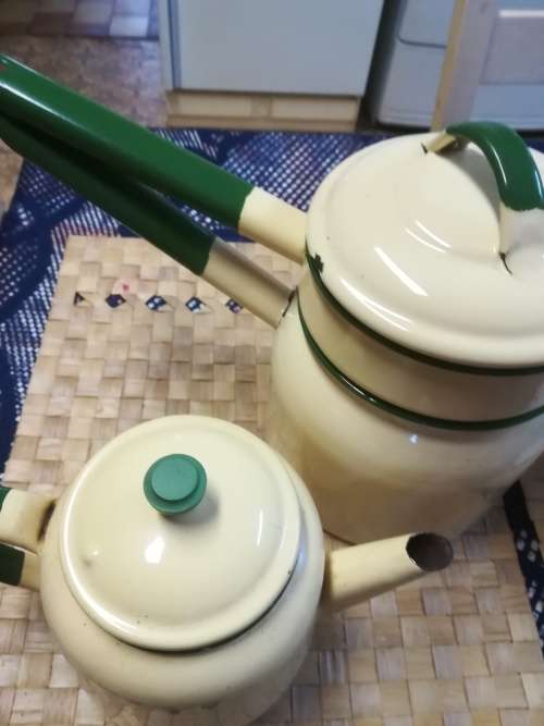 VINTAGE ENAMEL DOUBLE COOKER AND TEAPOT.