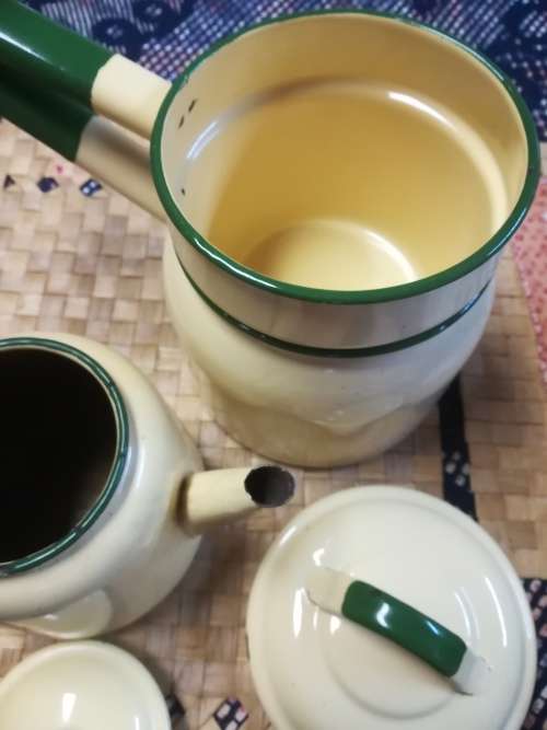 VINTAGE ENAMEL DOUBLE COOKER AND TEAPOT.