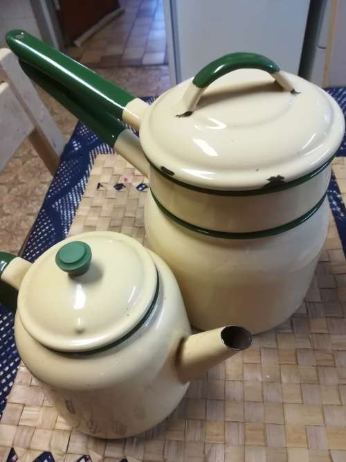 VINTAGE ENAMEL DOUBLE COOKER AND TEAPOT.