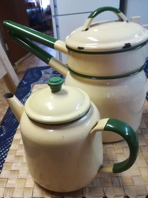 VINTAGE ENAMEL DOUBLE COOKER AND TEAPOT.