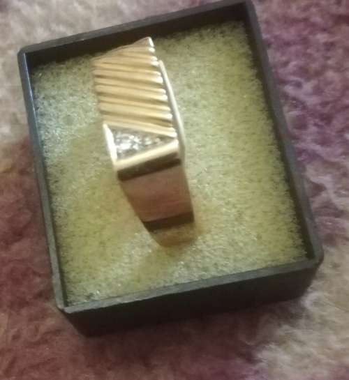 Men`s Diamond Ring. 9ct Yellow Gold. 0.04ct Diamond. 4.89g.