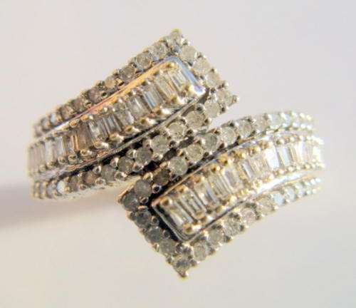 SUPERB 9CT GOLD 1.00 CARAT BAGUETTE DIAMOND RING