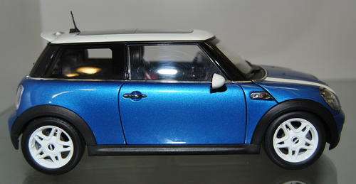 Kyosho 1:18 Mini Cooper S