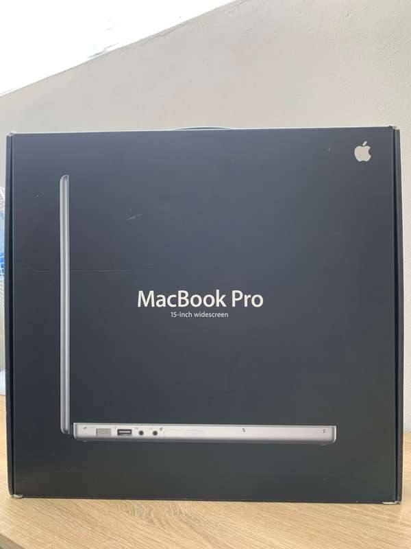 APPLE MAC BOOK PRO EARLY 2008 IN ORIGINAL BOX