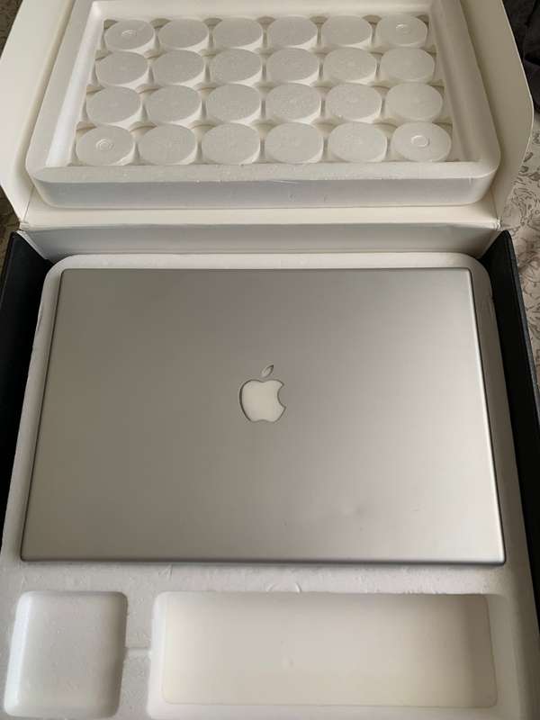 APPLE MAC BOOK PRO EARLY 2008 IN ORIGINAL BOX