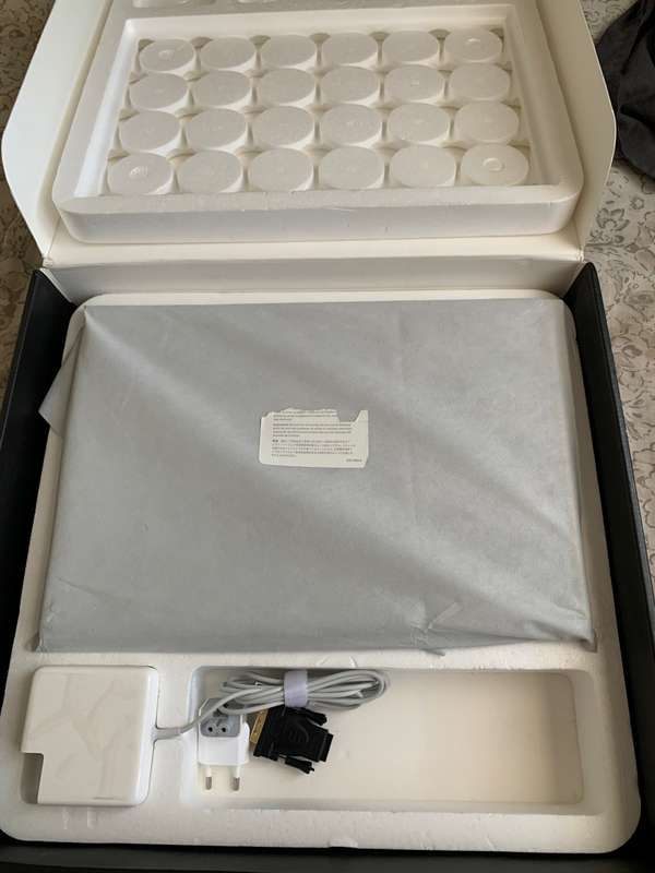 APPLE MAC BOOK PRO EARLY 2008 IN ORIGINAL BOX