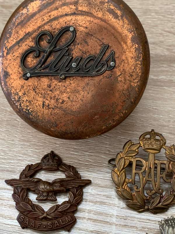 MILITARY INSIGNIA / CLOTHING  - PLUS A RARE ANTIQUE COPPER AND BRASS `STUDS` BOX AND MORE