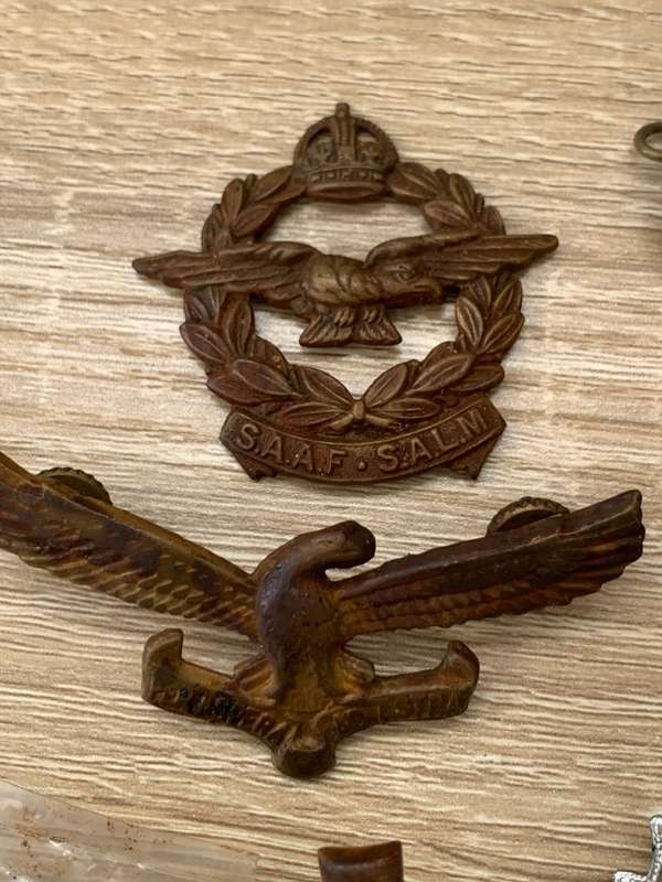 MILITARY INSIGNIA / CLOTHING  - PLUS A RARE ANTIQUE COPPER AND BRASS `STUDS` BOX AND MORE