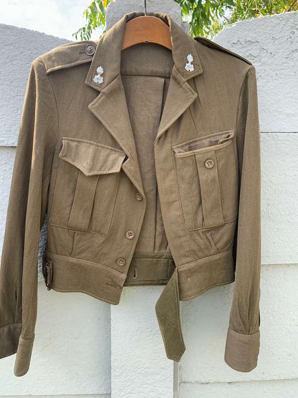 MILITARY INSIGNIA / CLOTHING  - PLUS A RARE ANTIQUE COPPER AND BRASS `STUDS` BOX AND MORE