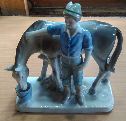 Feeding horse figurine
