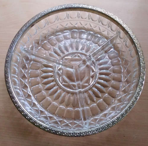 Rimmed glass serving dish