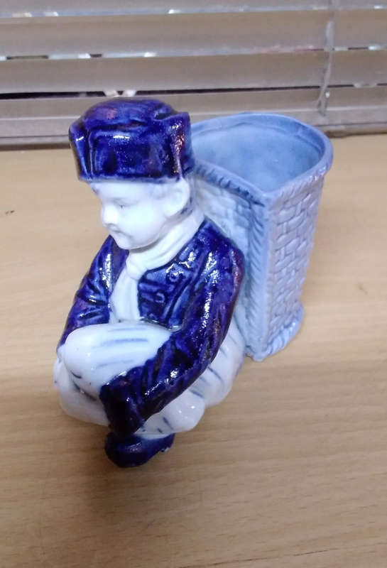 Dutch bud vase figurine
