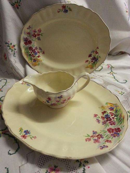 J & G Meakin ' Sunshine range' 2 x Platters with matching jug
