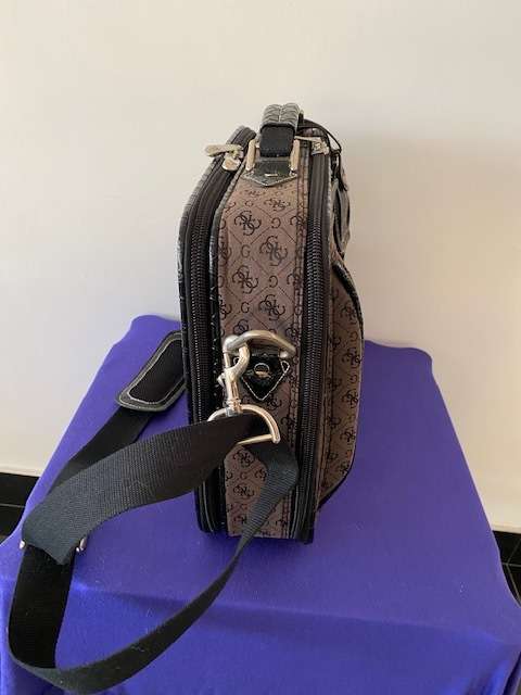 GUESS GENUINE BLACK SHOULDER STRAP LAPTOP CASE/BAG