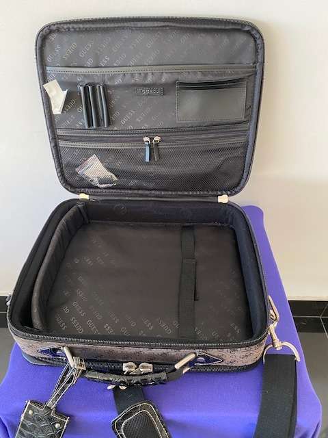 GUESS GENUINE BLACK SHOULDER STRAP LAPTOP CASE/BAG