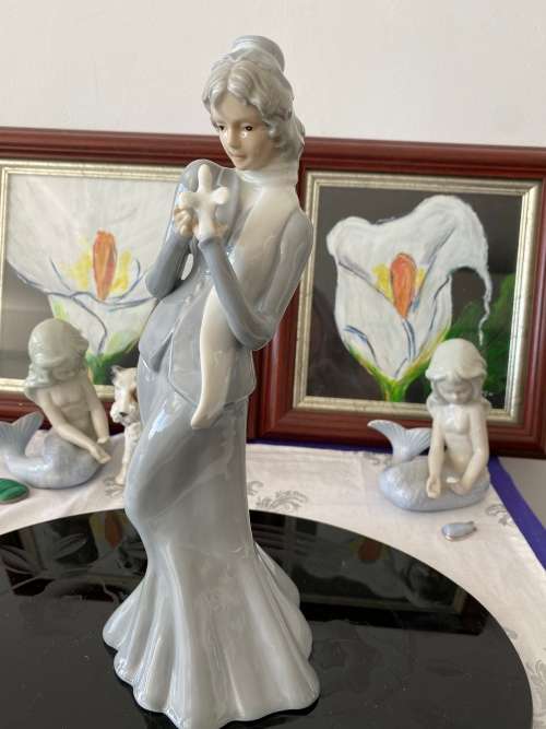 VINTAGE NAO LLADRO STYLE PORCELAIN STAMPED S 42 A 81 TALL LADY WITH BIRD IN HAND FIGURINE