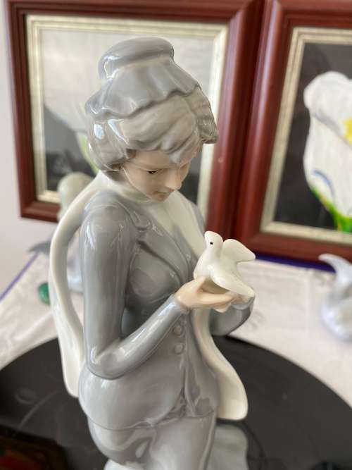 VINTAGE NAO LLADRO STYLE PORCELAIN STAMPED S 42 A 81 TALL LADY WITH BIRD IN HAND FIGURINE