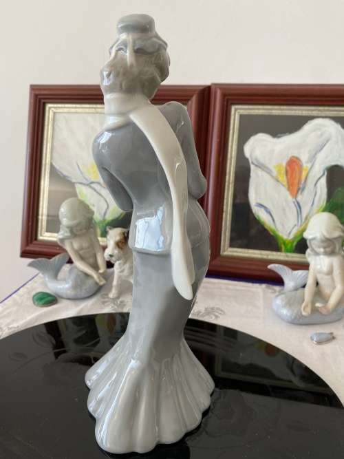 VINTAGE NAO LLADRO STYLE PORCELAIN STAMPED S 42 A 81 TALL LADY WITH BIRD IN HAND FIGURINE