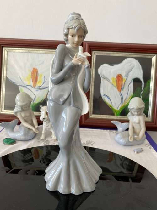 VINTAGE NAO LLADRO STYLE PORCELAIN STAMPED S 42 A 81 TALL LADY WITH BIRD IN HAND FIGURINE