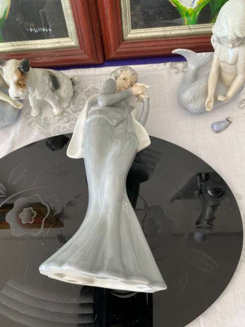 VINTAGE NAO LLADRO STYLE PORCELAIN STAMPED S 42 A 81 TALL LADY WITH BIRD IN HAND FIGURINE