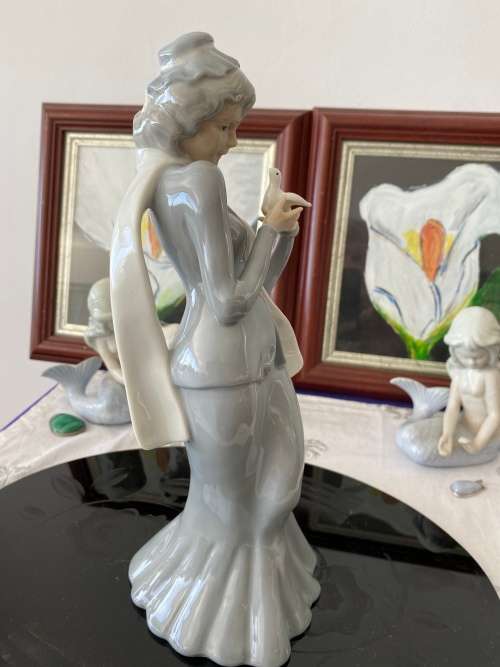 VINTAGE NAO LLADRO STYLE PORCELAIN STAMPED S 42 A 81 TALL LADY WITH BIRD IN HAND FIGURINE