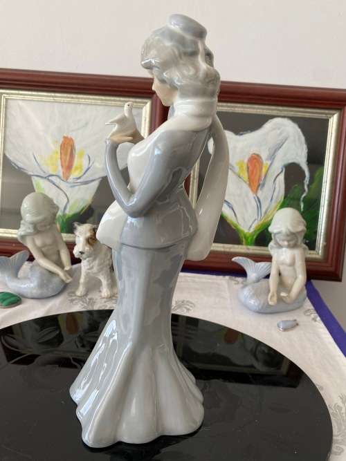 VINTAGE NAO LLADRO STYLE PORCELAIN STAMPED S 42 A 81 TALL LADY WITH BIRD IN HAND FIGURINE