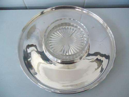 SILVER PLATED CIRCULAR TRAY WITH CENTRE GLASS DISH